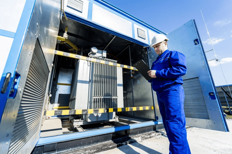 Technicien TopElec intervenant sur un poste de livraison haute tension